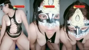 Kak Mutia Ngentod Pose Duduk